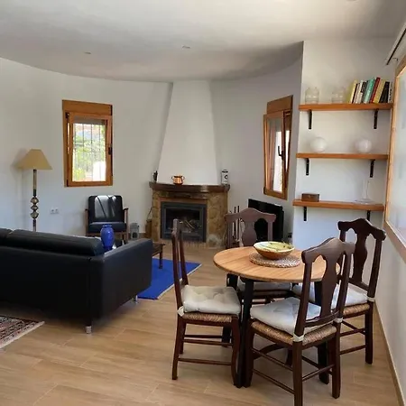 Sunset Villa: Beachside Retreat With Complimentary Sailing *
