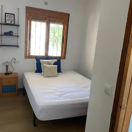 Sunset Villa: Beachside Retreat With Complimentary Sailing Holiday home