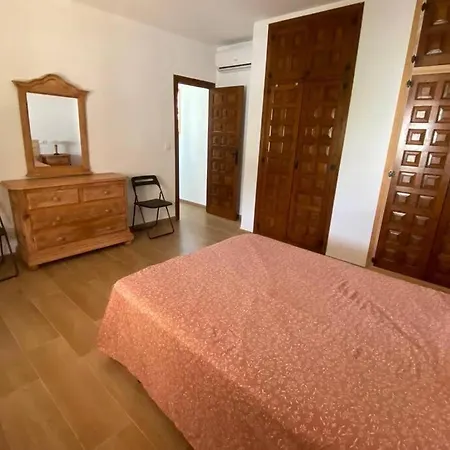 Sunset Villa: Beachside Retreat With Complimentary Sailing Holiday home