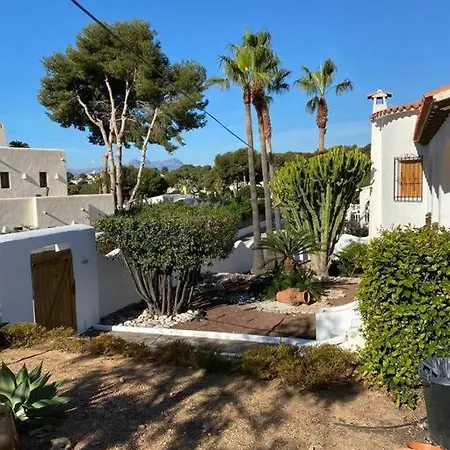 Sunset Villa: Beachside Retreat With Complimentary Sailing Holiday home *