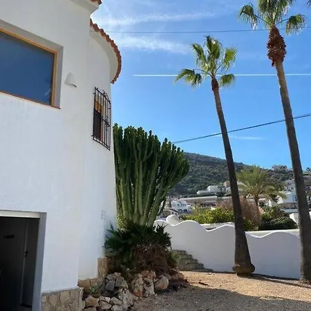 Sunset Villa: Beachside Retreat With Complimentary Sailing *
