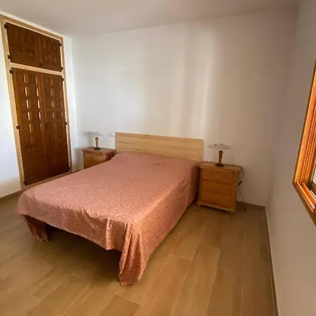 Holiday home Sunset Villa: Beachside Retreat With Complimentary Sailing