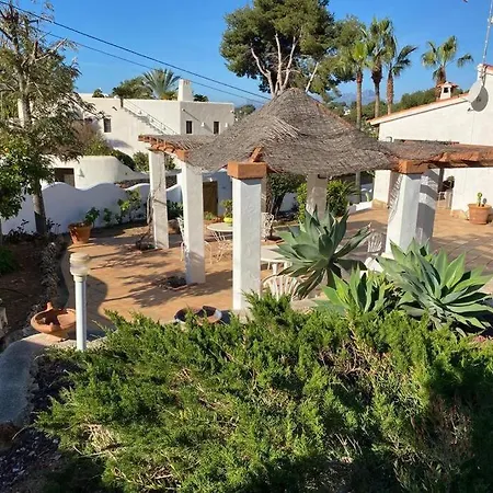 Sunset Villa: Beachside Retreat With Complimentary Sailing Holiday home *