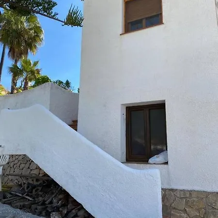 Holiday home Sunset Villa: Beachside Retreat With Complimentary Sailing