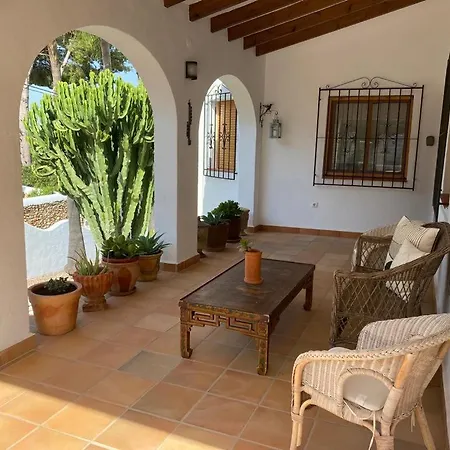 Sunset Villa: Beachside Retreat With Complimentary Sailing