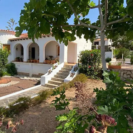 Sunset Villa: Beachside Retreat With Complimentary Sailing Holiday home *
