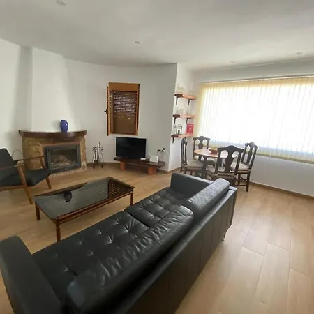 Sunset Villa: Beachside Retreat With Complimentary Sailing Holiday home *